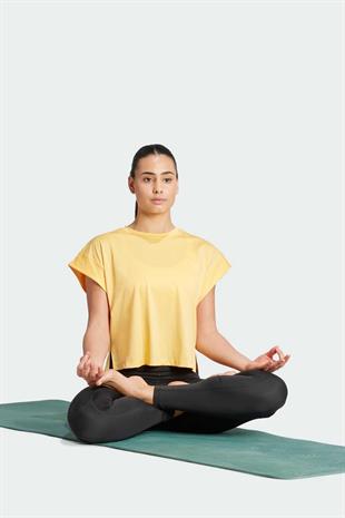 Adidas IS2982 Studio Kadın Tişört