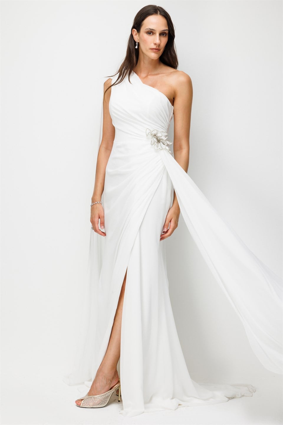Tek Omuz Drape Detaylı Çiçek Broşlu Şifon Abiye Elbise KEMİK