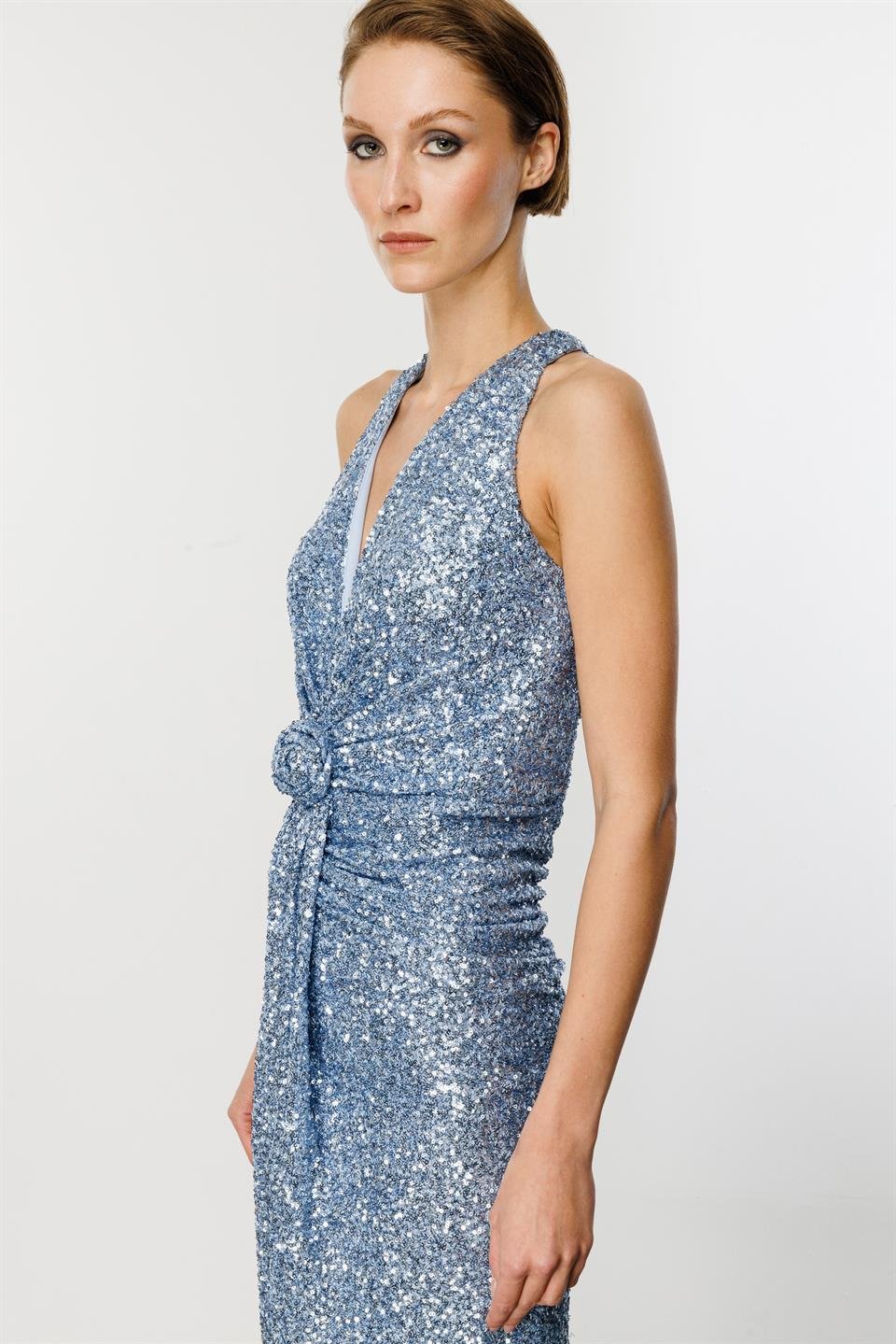  Payetli Bel ve Sırt Gül Detaylı Mavi Elbise