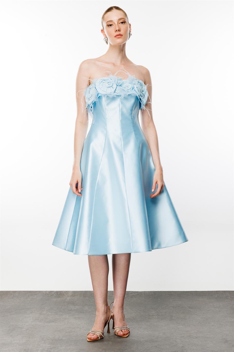 Straplez Yaka Gül Detaylı Mavi Elbise