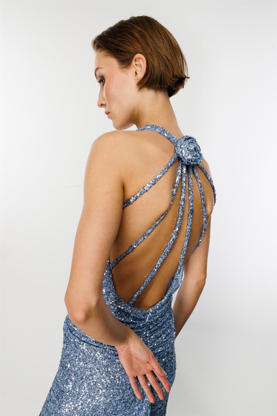  Payetli Bel ve Sırt Gül Detaylı Mavi Elbise