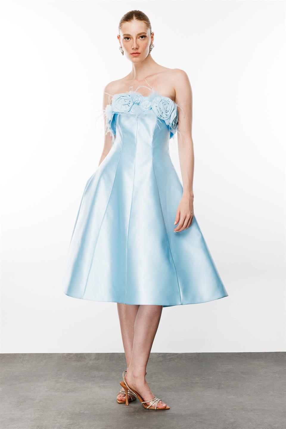 Straplez Yaka Gül Detaylı Mavi Elbise