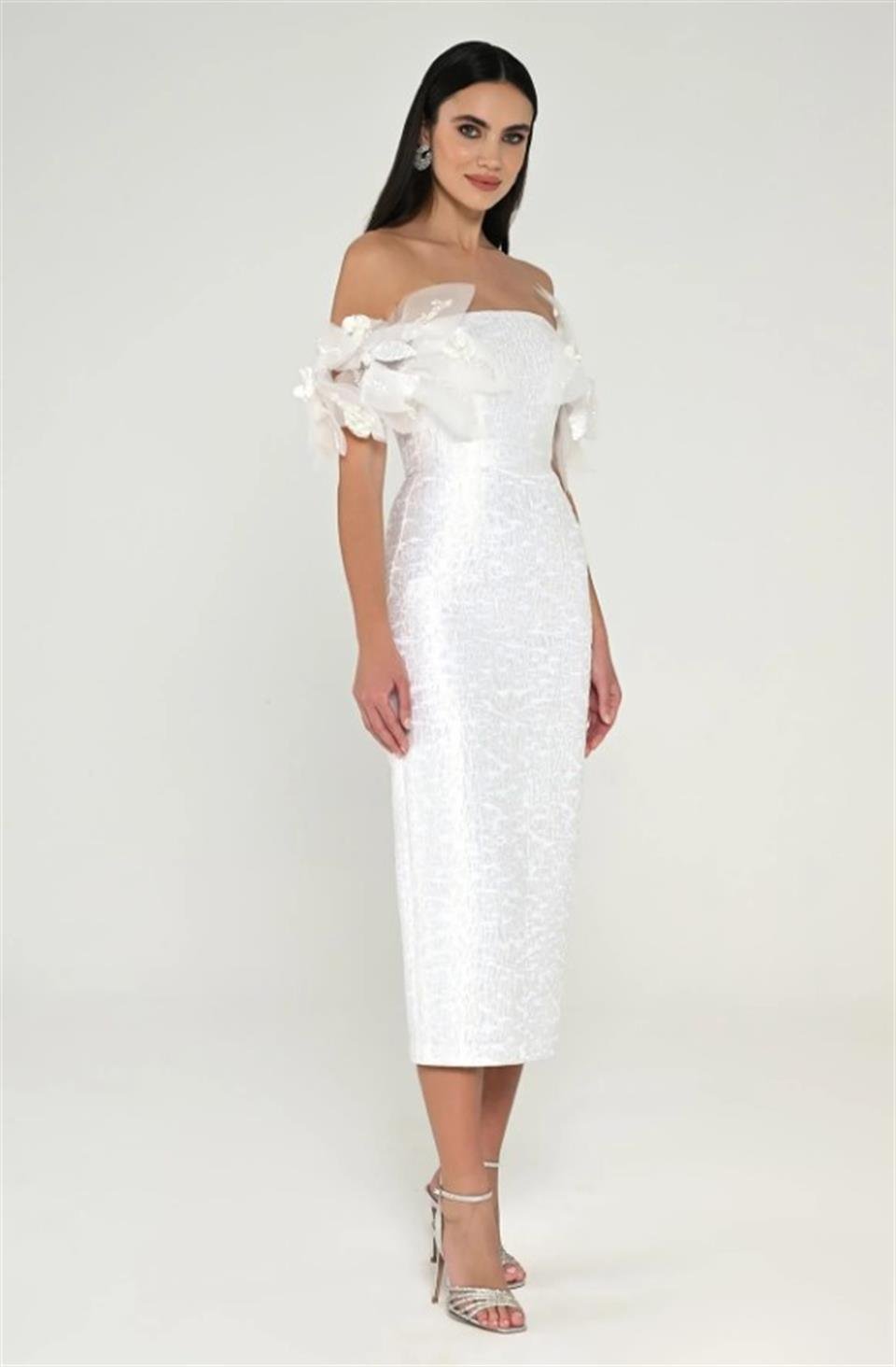 Beyaz  Arka Yırtmaç Kolları Fiyonk Detaylı Straplez Abiye