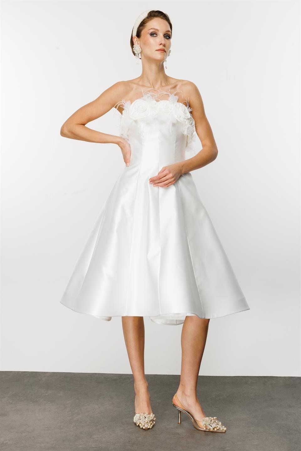 Straplez Yaka Gül Detaylı Beyaz Elbise