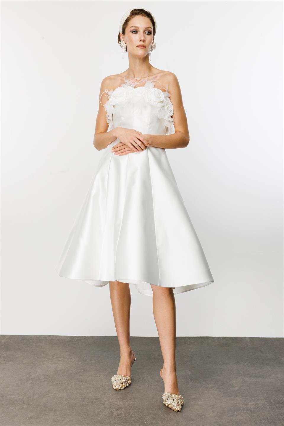 Straplez Yaka Gül Detaylı Beyaz Elbise