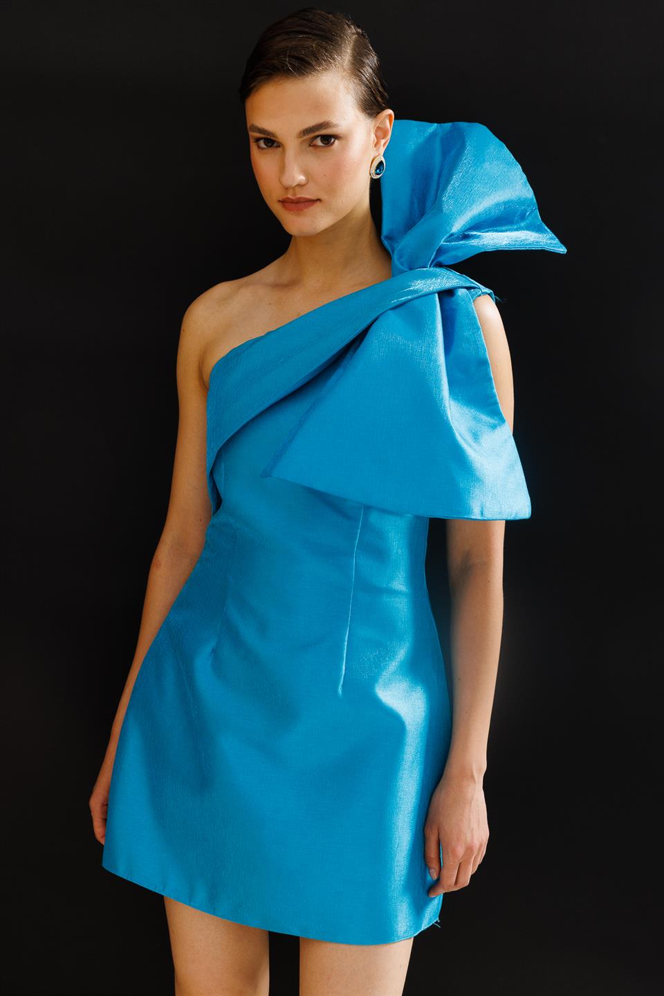 Tek Omuz Büyük Fiyonk Detaylı Mini Elbise  SAKS