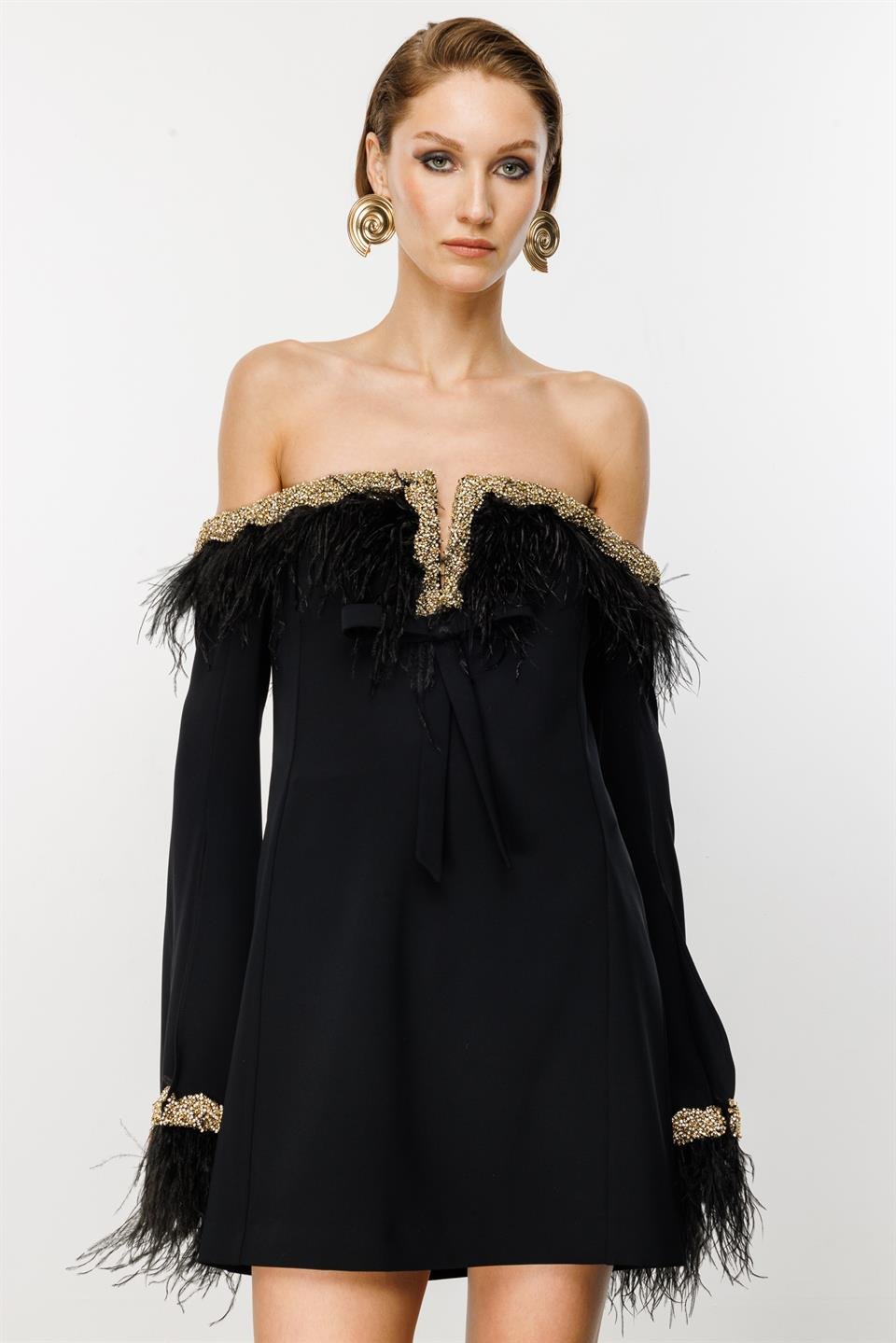 Yaka Dekolteli Kol ve Yaka Tüy Detaylı Mini Siyah Abiye