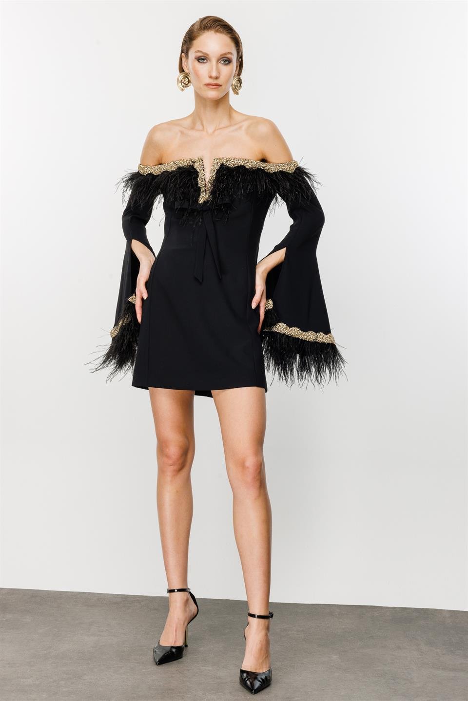 Yaka Dekolteli Kol ve Yaka Tüy Detaylı Mini Siyah Abiye