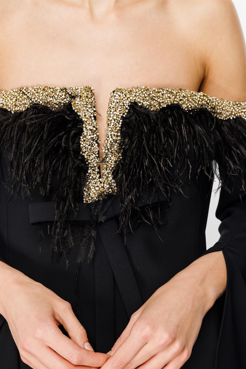 Yaka Dekolteli Kol ve Yaka Tüy Detaylı Mini Siyah Abiye