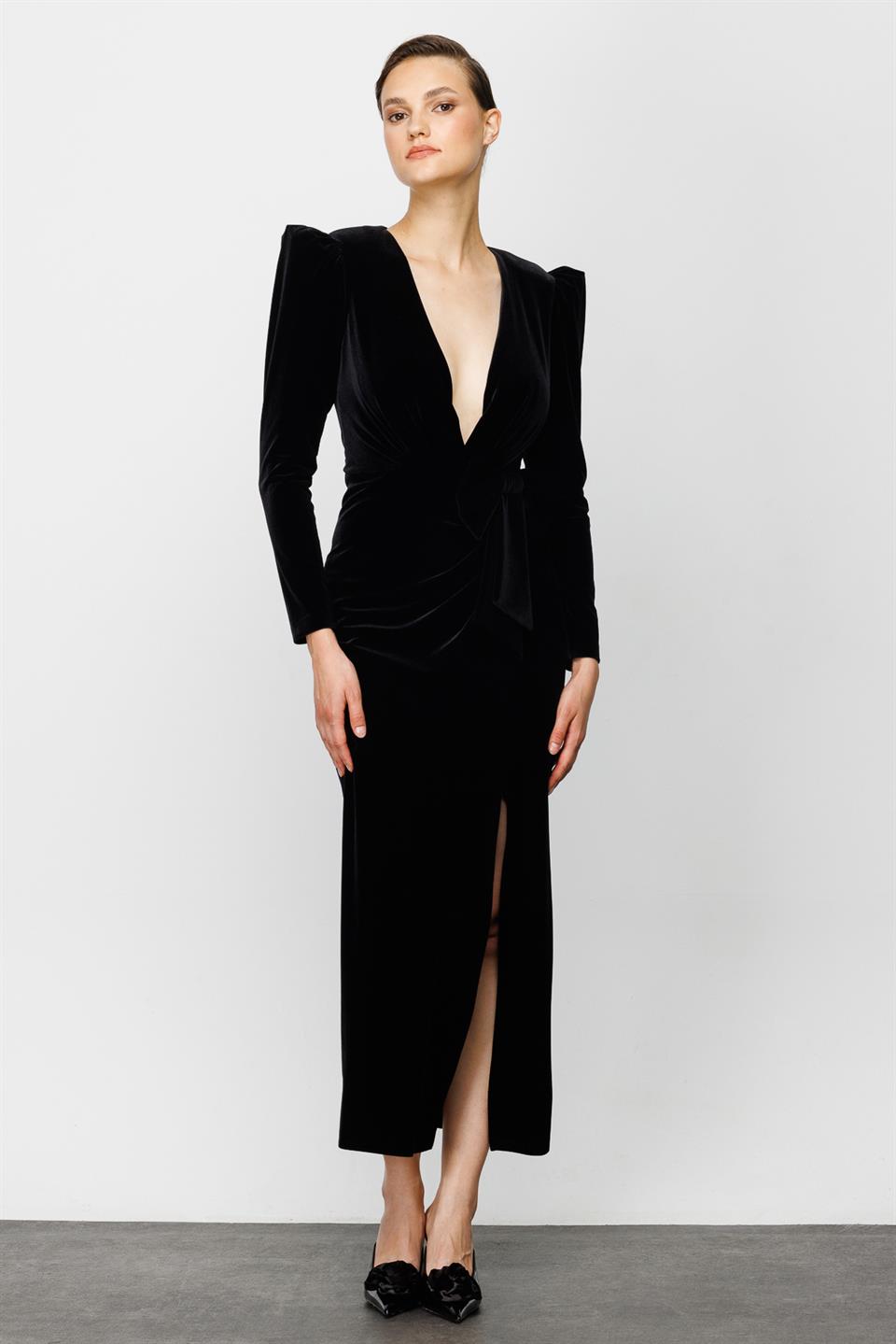 Fiyonk Detay Yırtmaçlı Siyah Elbise