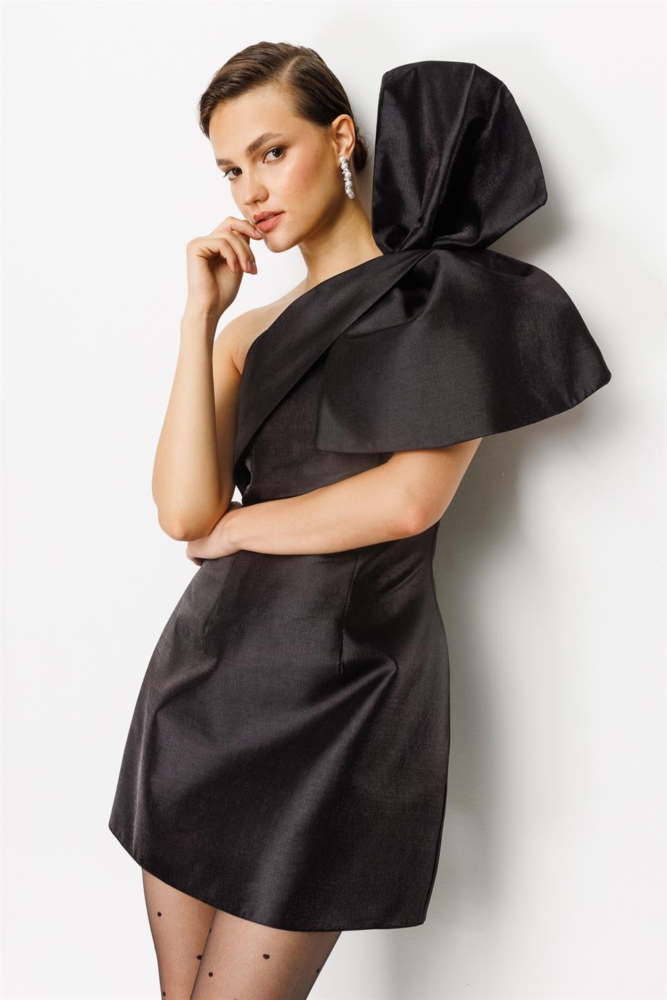 Tek Omuz Büyük Fiyonk Detaylı Mini Elbise SİYAH
