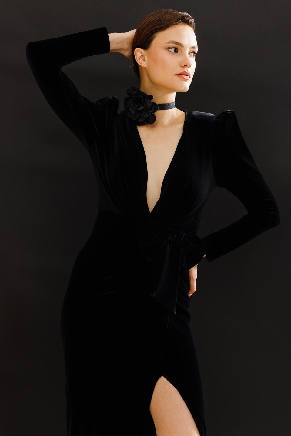 Fiyonk Detay Yırtmaçlı Siyah Elbise