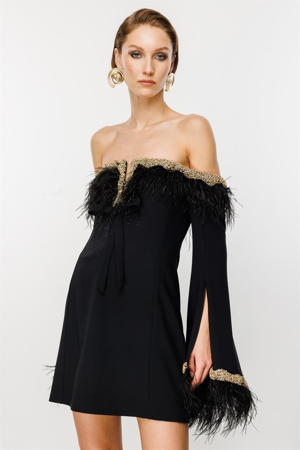 Yaka Dekolteli Kol ve Yaka Tüy Detaylı Mini Siyah Abiye