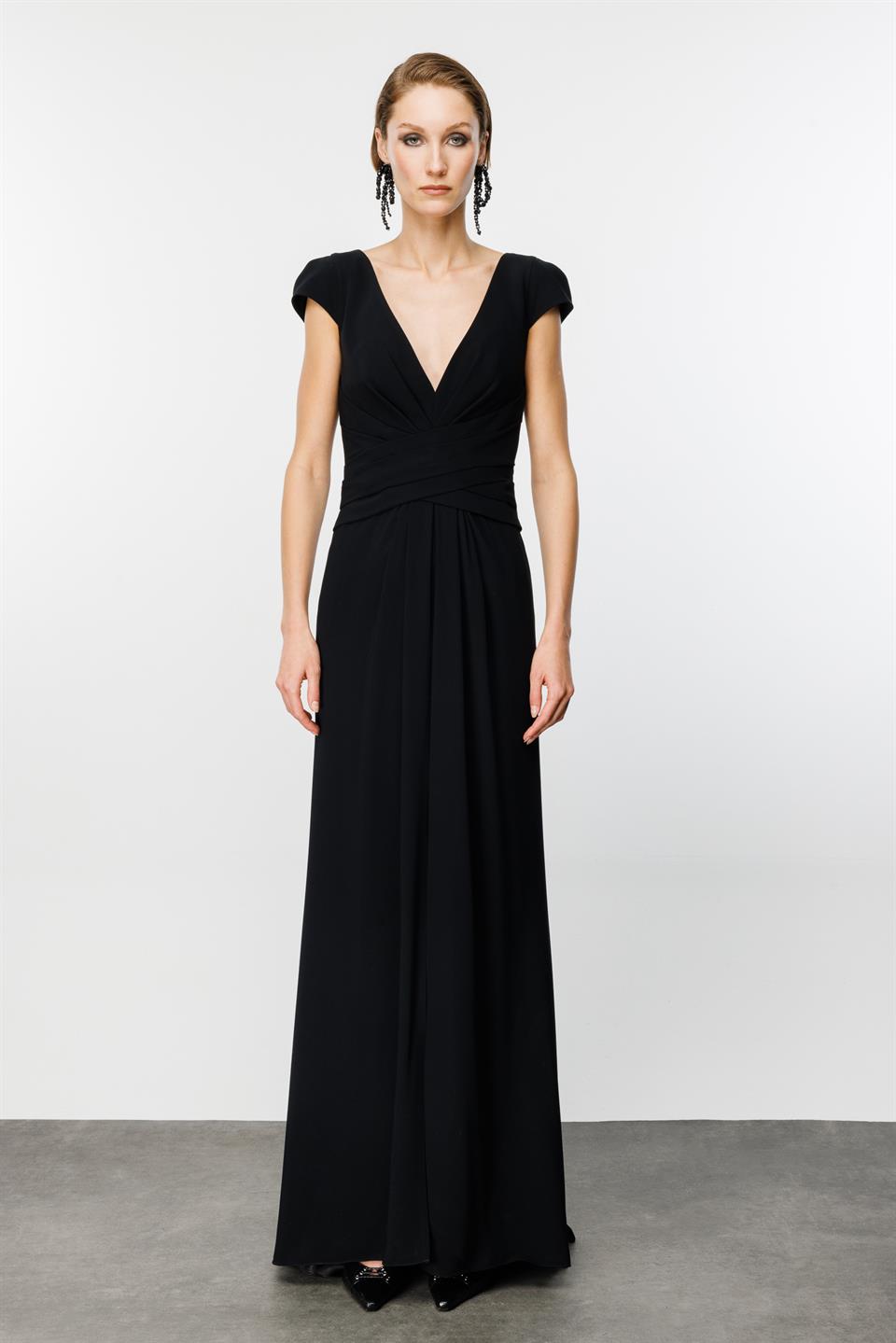 Yırtmaç Dekolte Detaylı Siyah Uzun Elbise