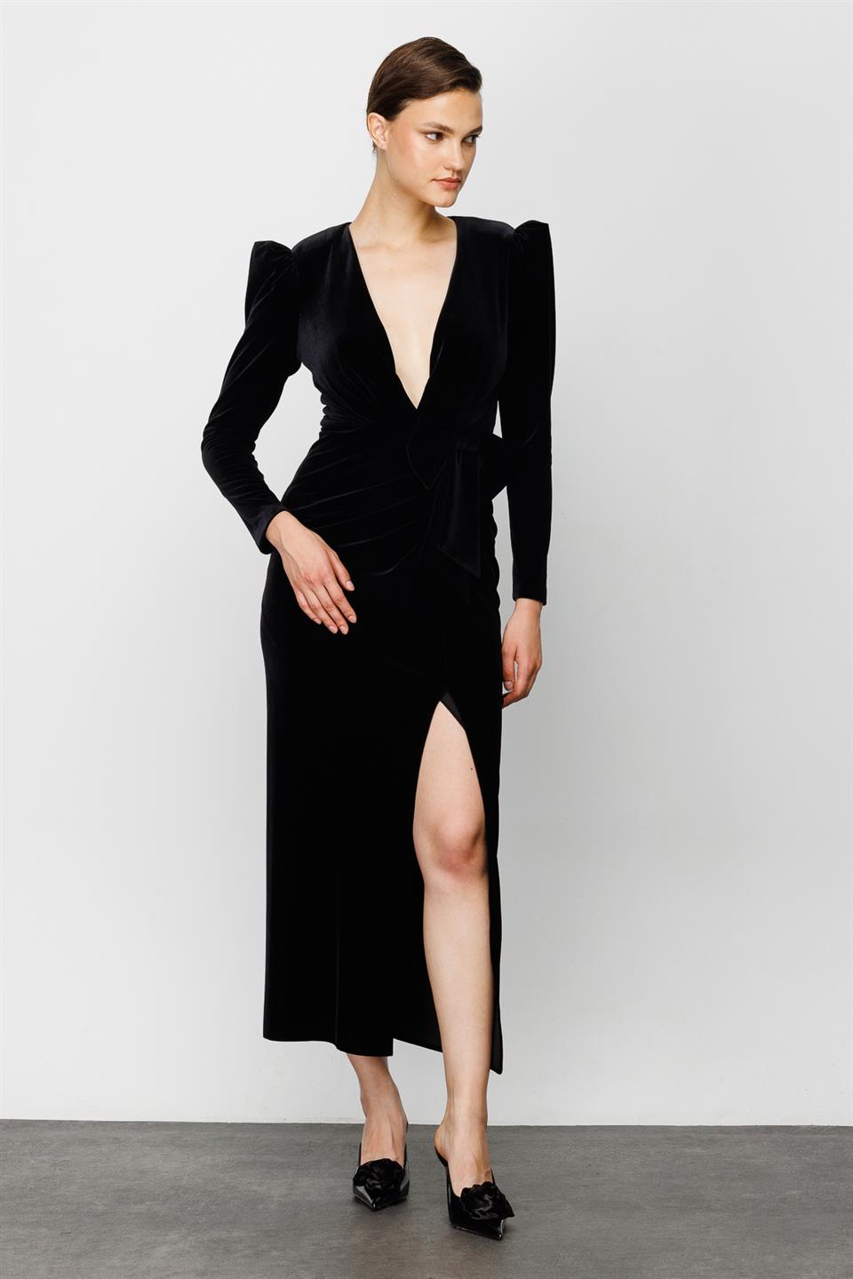 Fiyonk Detay Yırtmaçlı Siyah Elbise