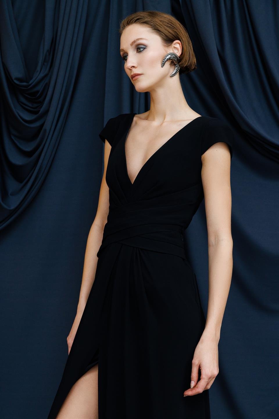 Yırtmaç Dekolte Detaylı Siyah Uzun Elbise