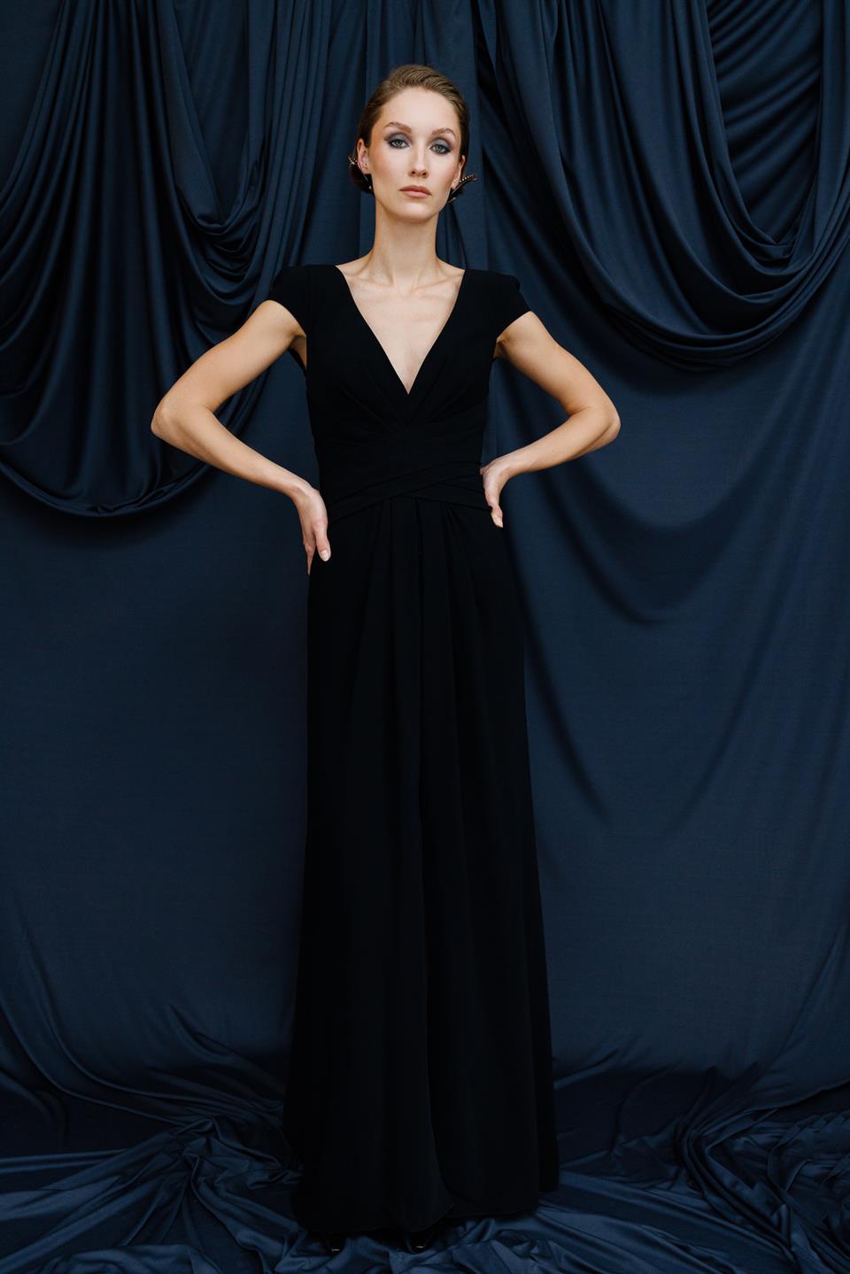 Yırtmaç Dekolte Detaylı Siyah Uzun Elbise