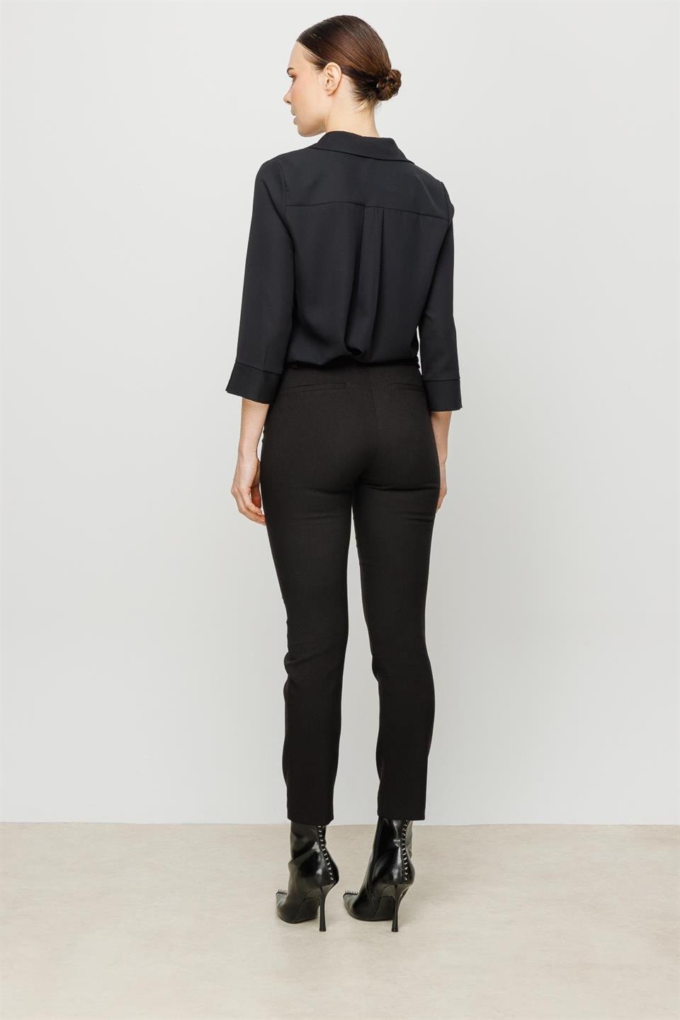 Aksesuar Detaylı Bluz SİYAH