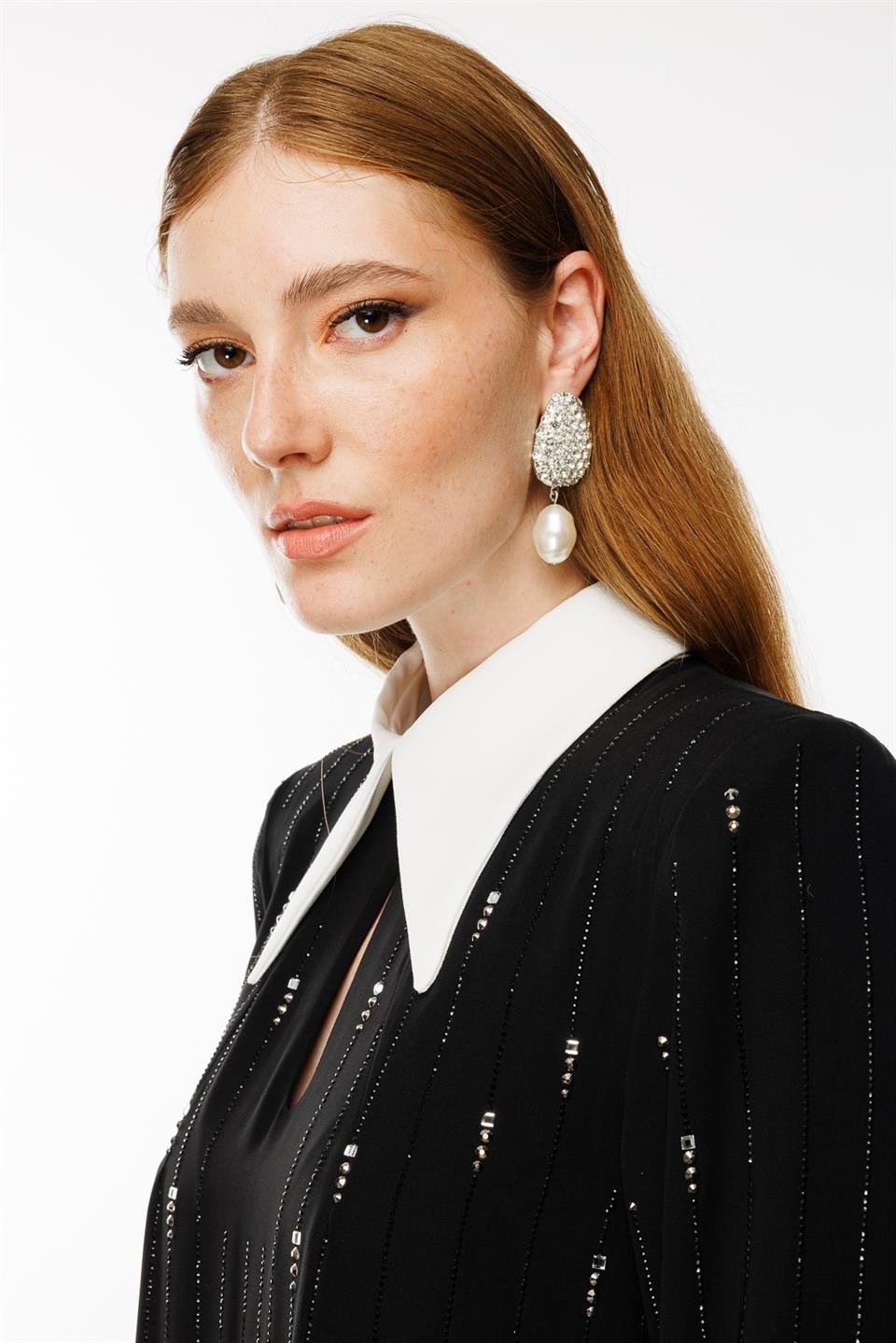 Beyaz Yaka Manşet Detay Taş Aksesuarlı Elbise SİYAH