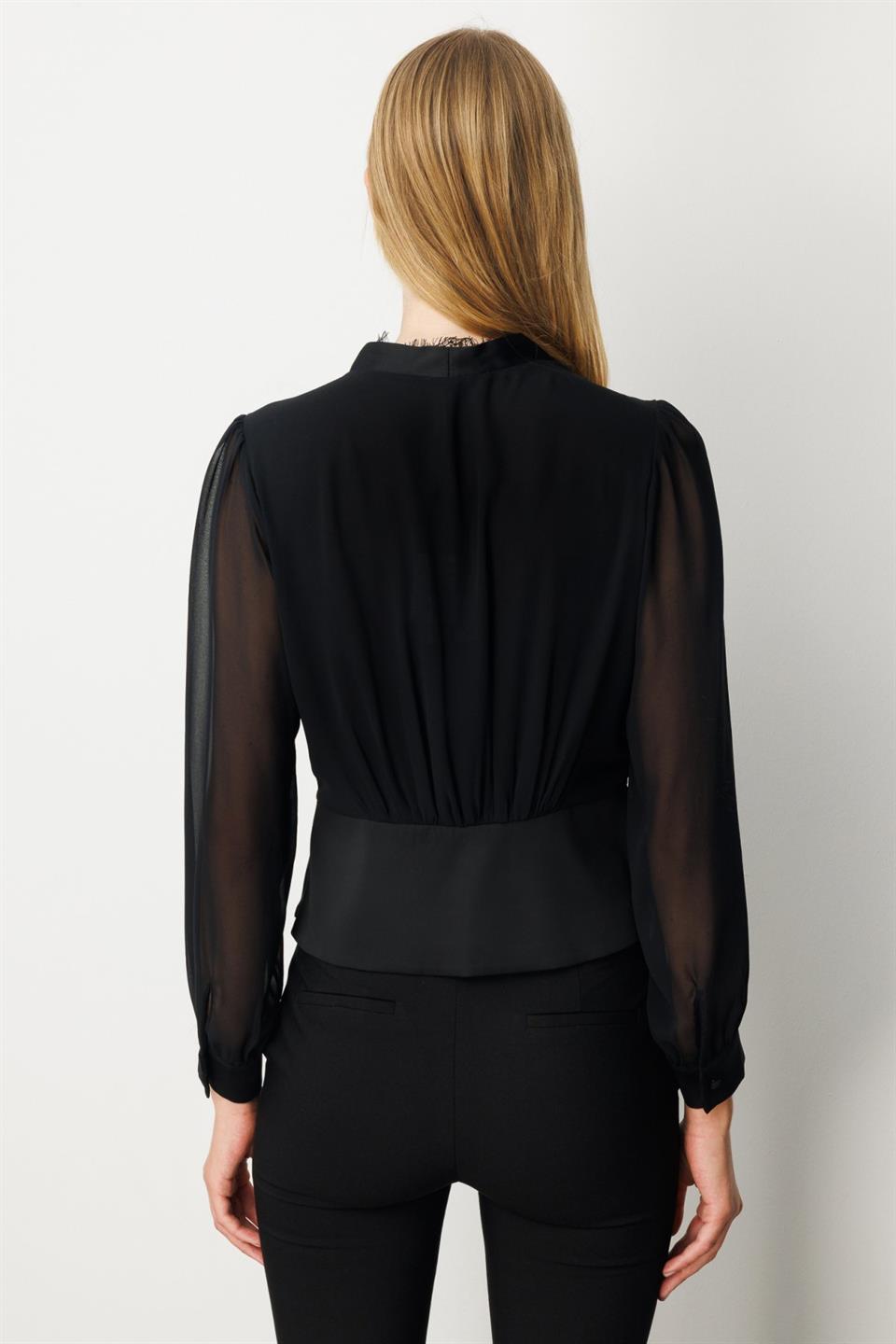 Yakası Dantel Detaylı Kruvaze Bluz SİYAH