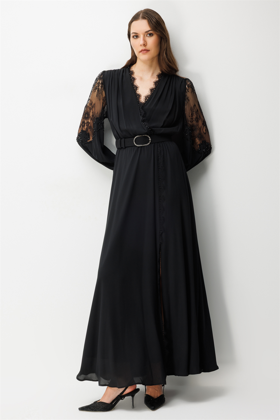 Dantel Kollu ve V Yaka Kemerli Maxi Elbise SİYAH