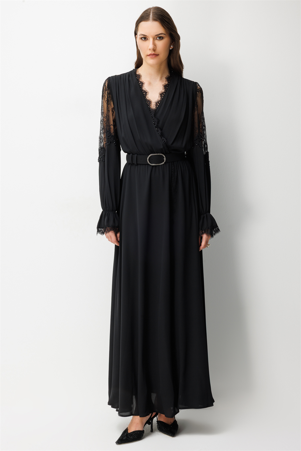 Dantel Kollu ve V Yaka Kemerli Maxi Elbise SİYAH