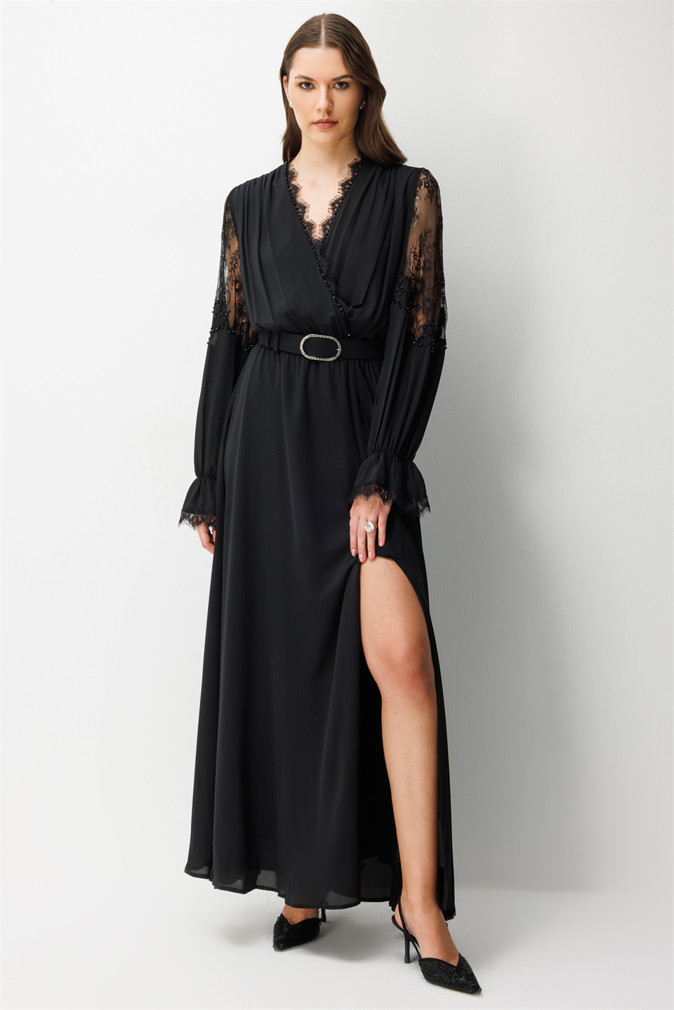 Dantel Kollu ve V Yaka Kemerli Maxi Elbise SİYAH