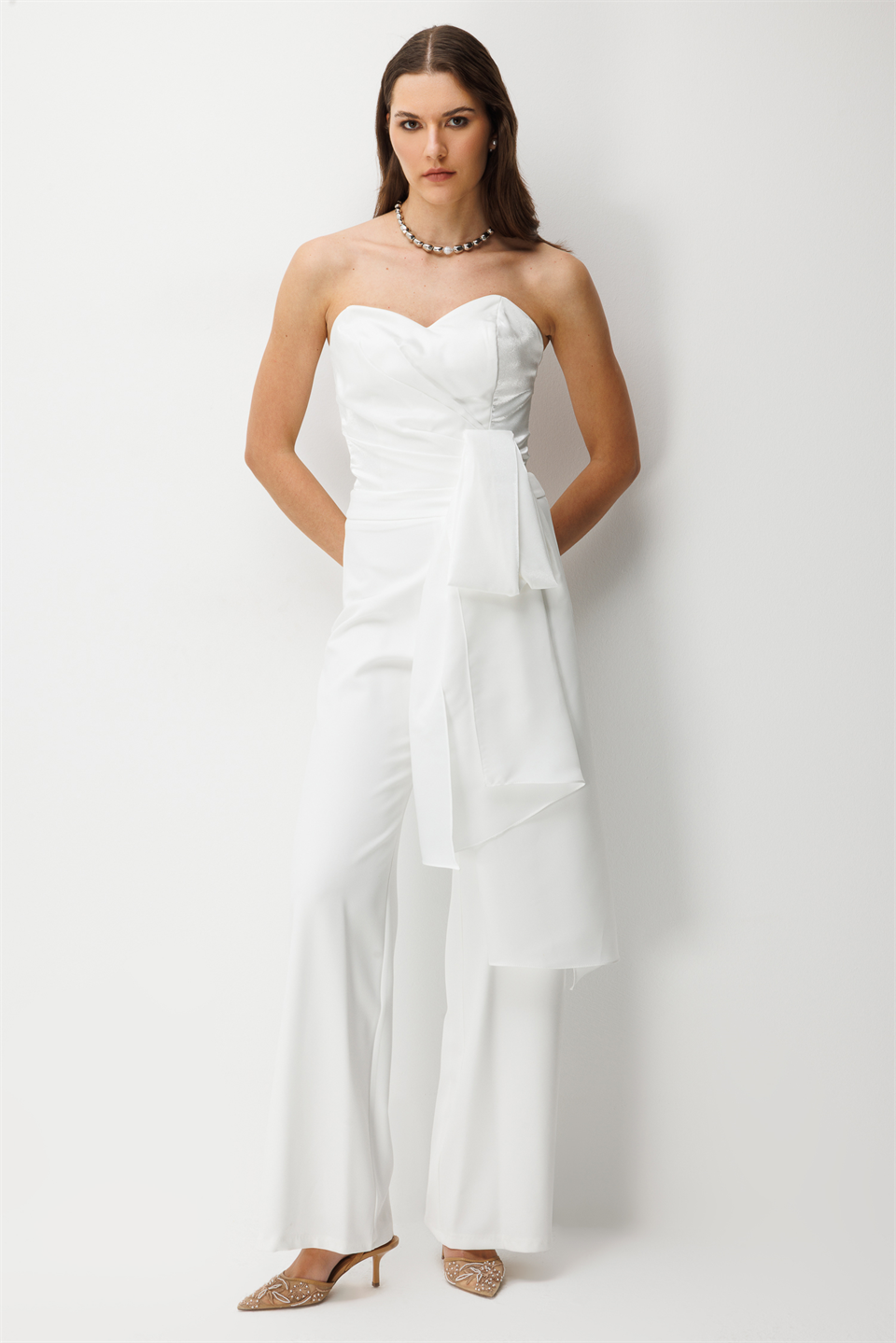 Straplez Dramatik Fiyonk Detaylı Tulum EKRU