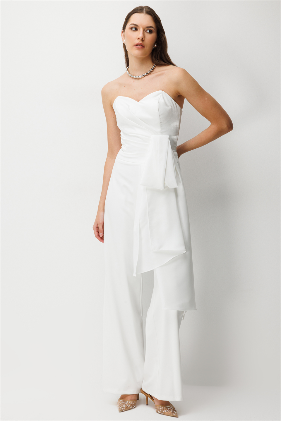 Straplez Dramatik Fiyonk Detaylı Tulum EKRU