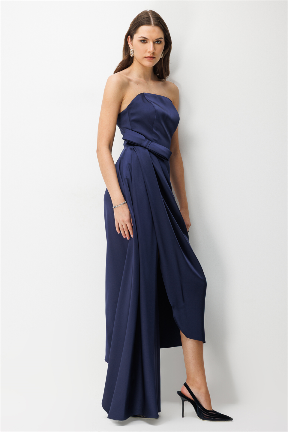 Straplez Fiyonk Detaylı Saten Maxi Elbise  LACİVERT