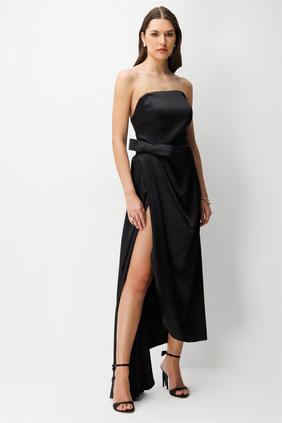 Straplez Fiyonk Detaylı Saten Maxi Elbise SİYAH