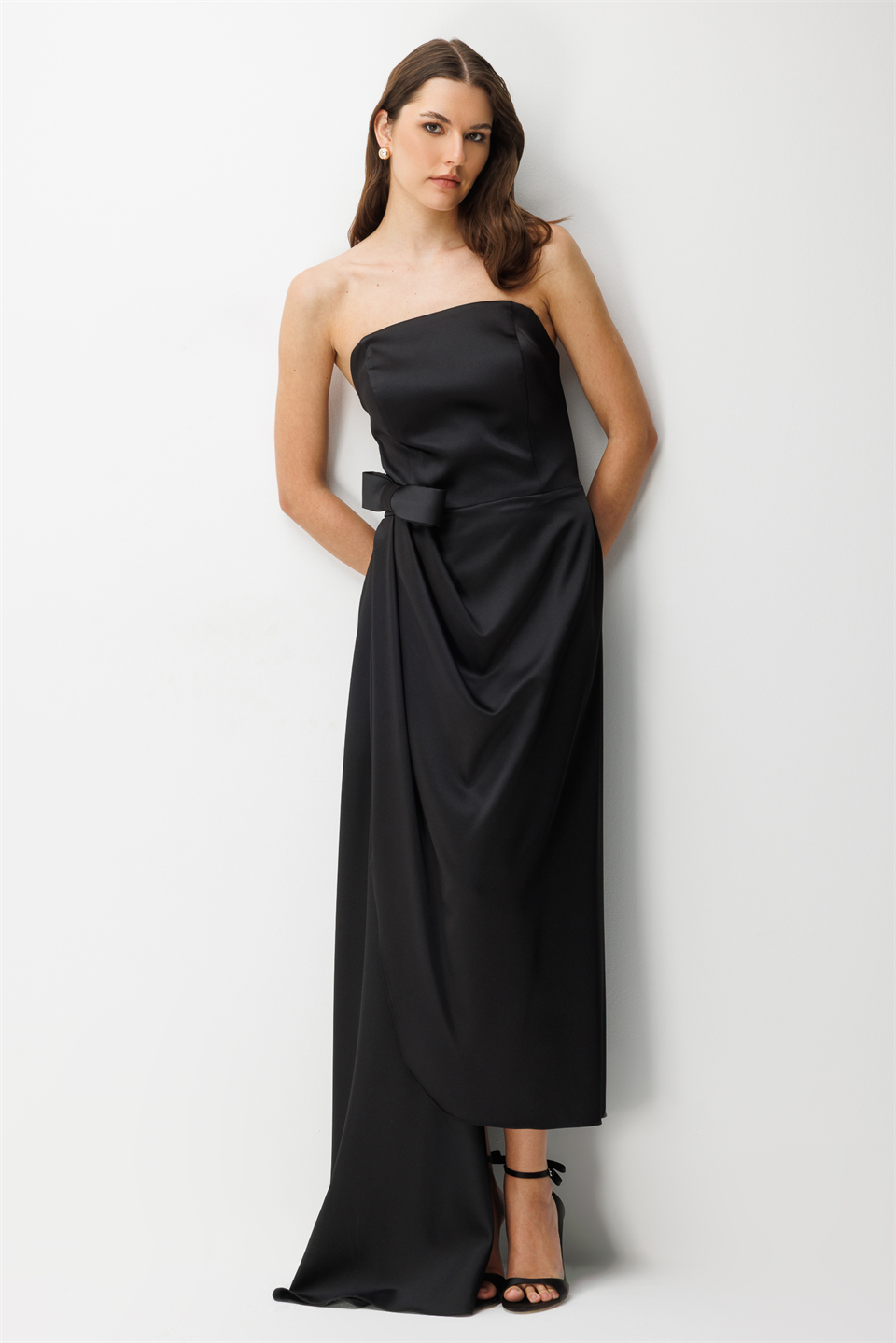 Straplez Fiyonk Detaylı Saten Maxi Elbise SİYAH