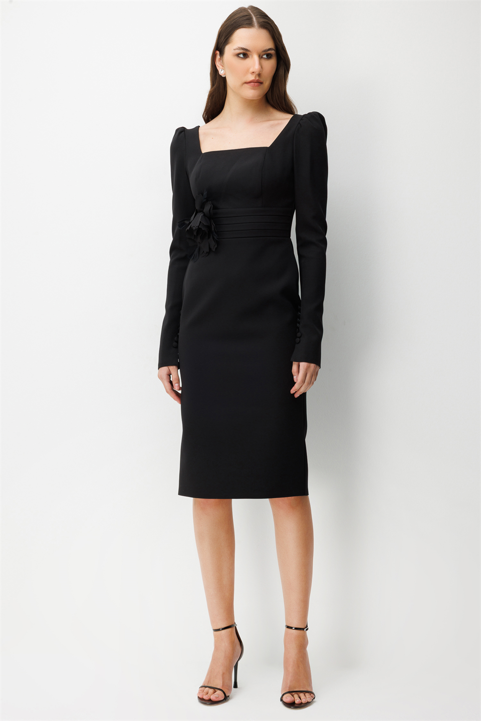 Omuz Büzgülü 3D Çiçek Aksesuarlı Kalem Elbise SİYAH
