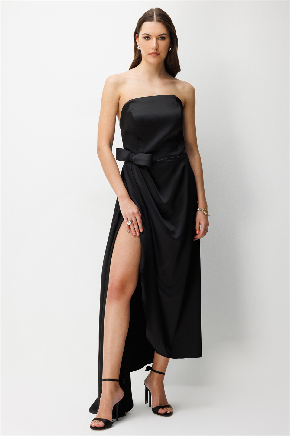 Straplez Fiyonk Detaylı Saten Maxi Elbise SİYAH