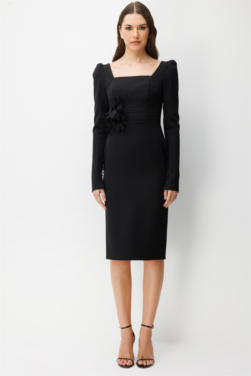 Omuz Büzgülü 3D Çiçek Aksesuarlı Kalem Elbise SİYAH