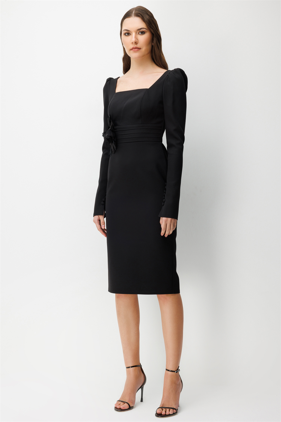 Omuz Büzgülü 3D Çiçek Aksesuarlı Kalem Elbise SİYAH