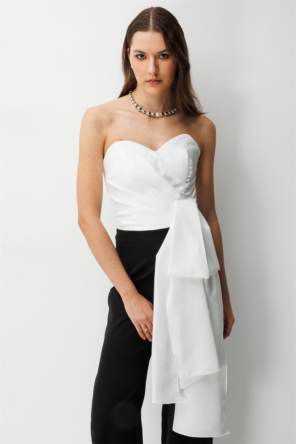 Straplez Dramatik Fiyonk Detaylı Tulum SİYAH-EKRU