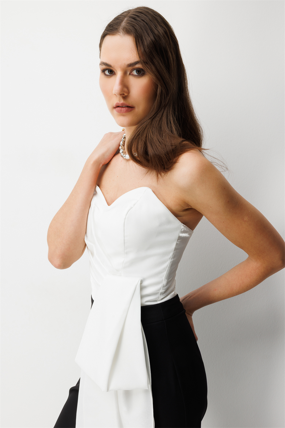 Straplez Dramatik Fiyonk Detaylı Tulum SİYAH-EKRU