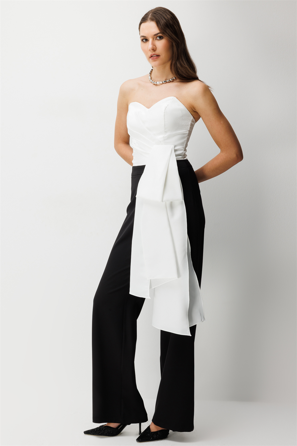 Straplez Dramatik Fiyonk Detaylı Tulum SİYAH-EKRU