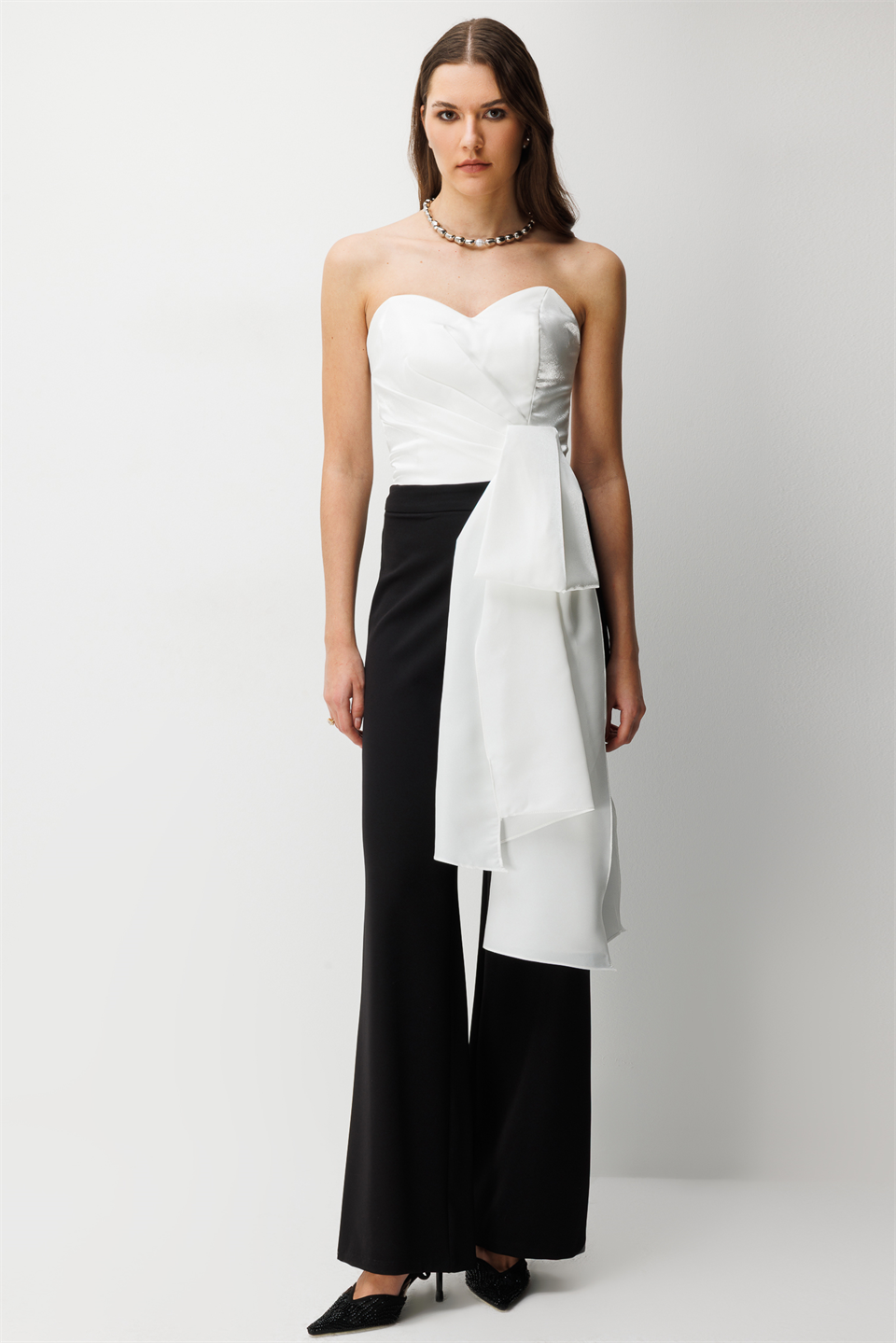 Straplez Dramatik Fiyonk Detaylı Tulum SİYAH-EKRU