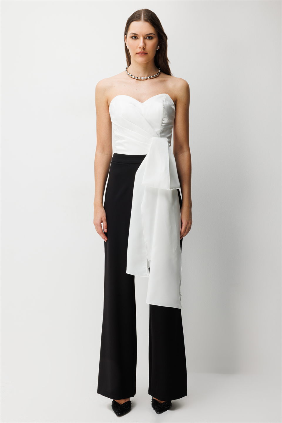 Straplez Dramatik Fiyonk Detaylı Tulum SİYAH-EKRU