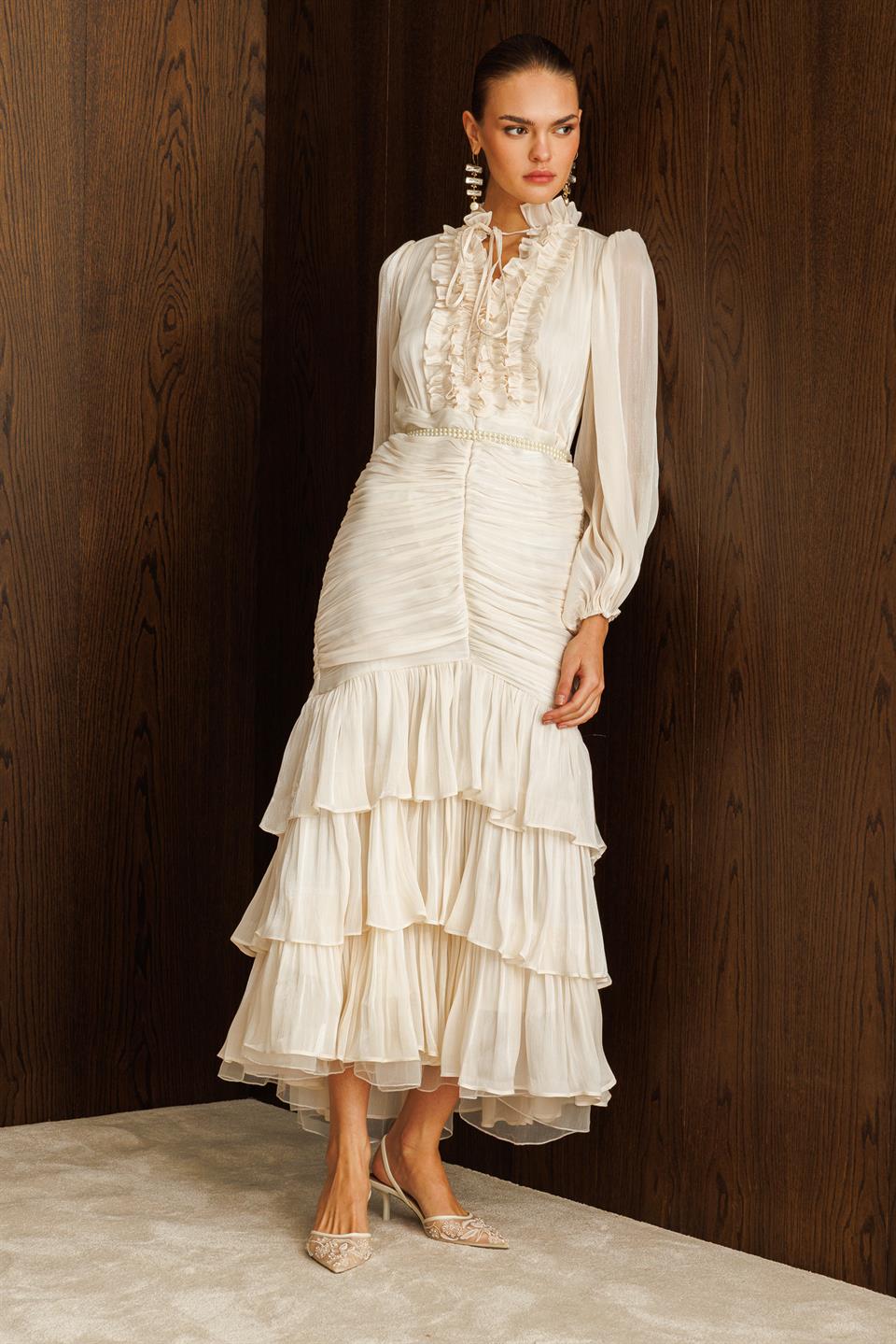 İnci Kemer Detaylı Volan Yaka Kat Etek Jakar Elbise EKRU