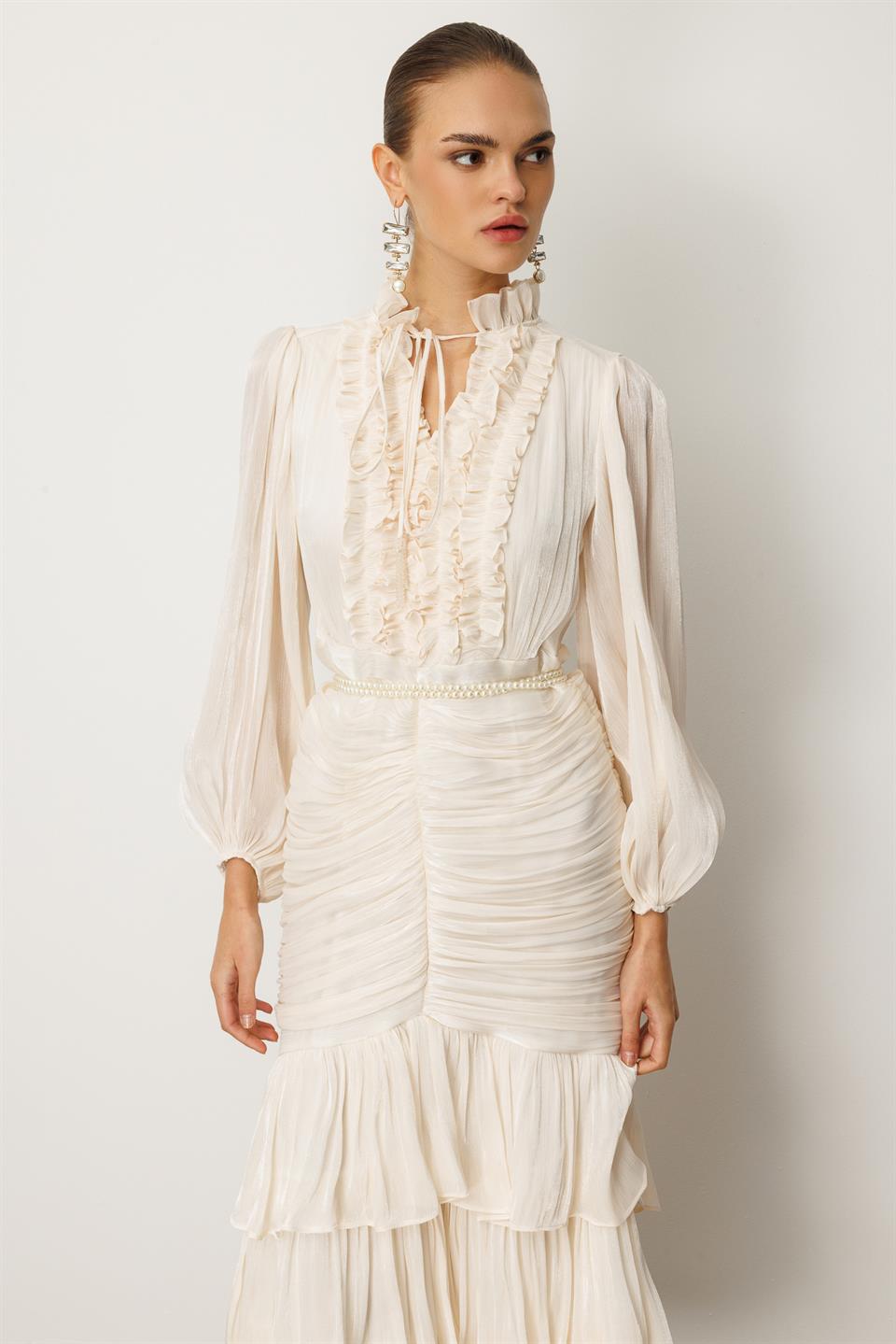 İnci Kemer Detaylı Volan Yaka Kat Etek Jakar Elbise EKRU