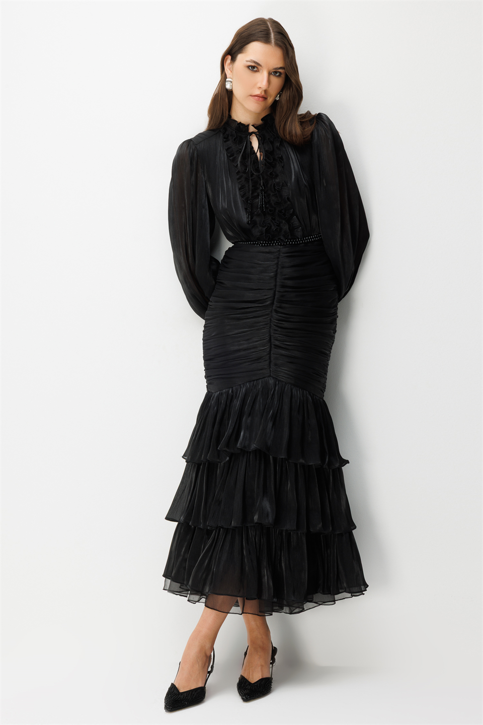 İnci Kemer Detaylı Volan Yaka Kat Etek Jakar Elbise SİYAH