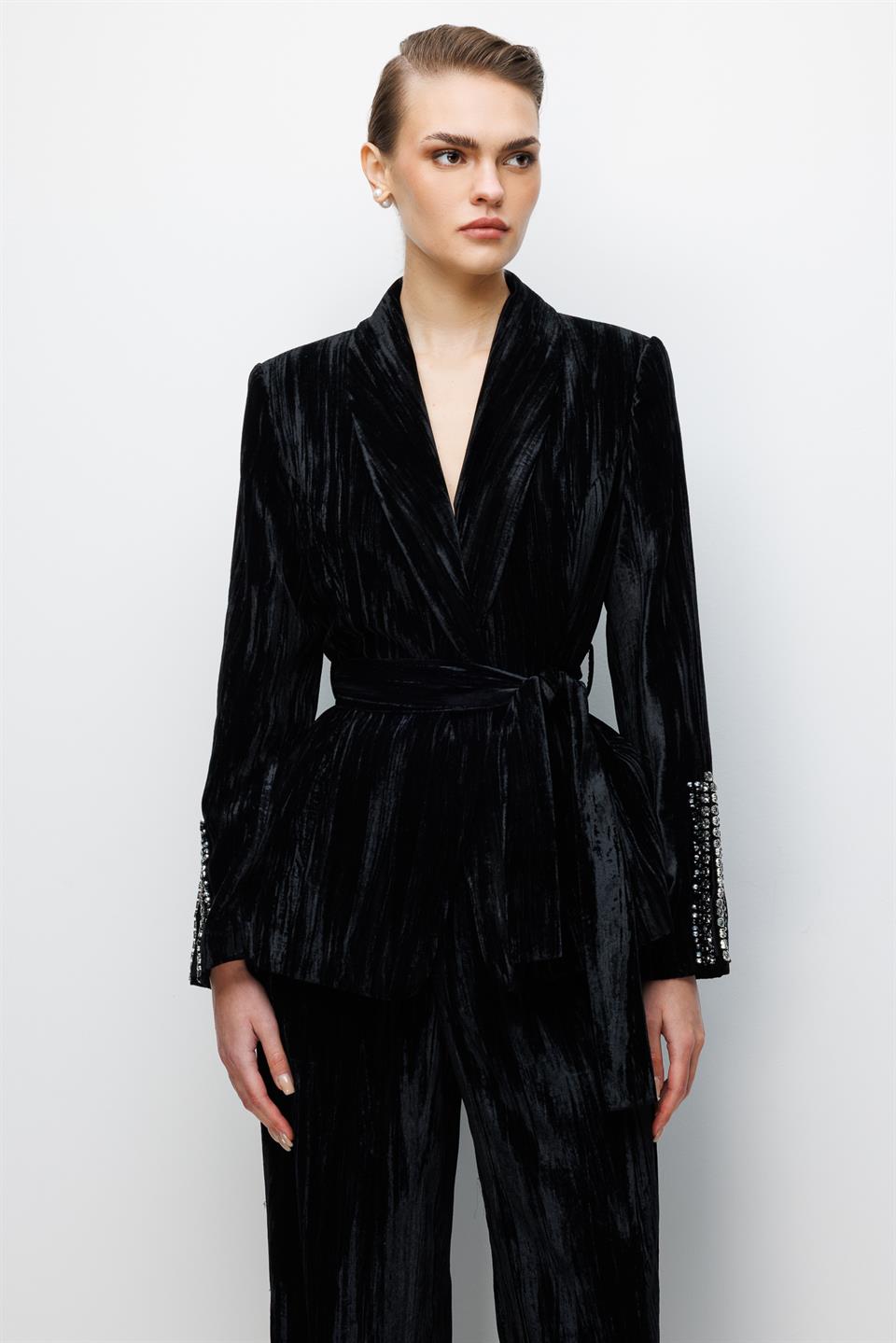 İşleme Detaylı Kadife Ceket SİYAH