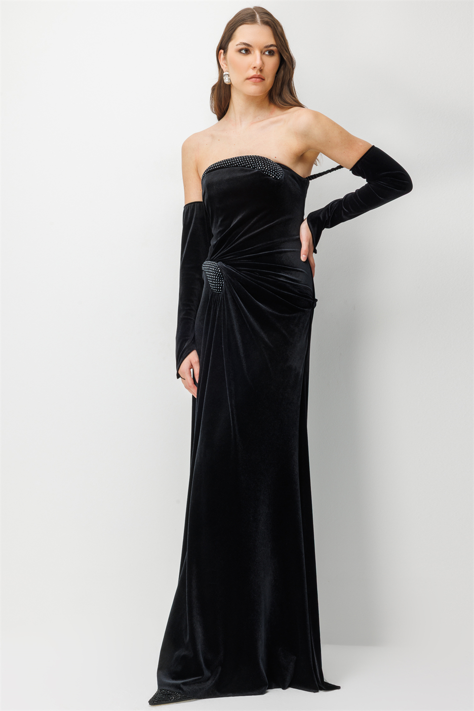 Kadife Taş İşlemeli Yırtmaçlı Gece Elbisesi SİYAH