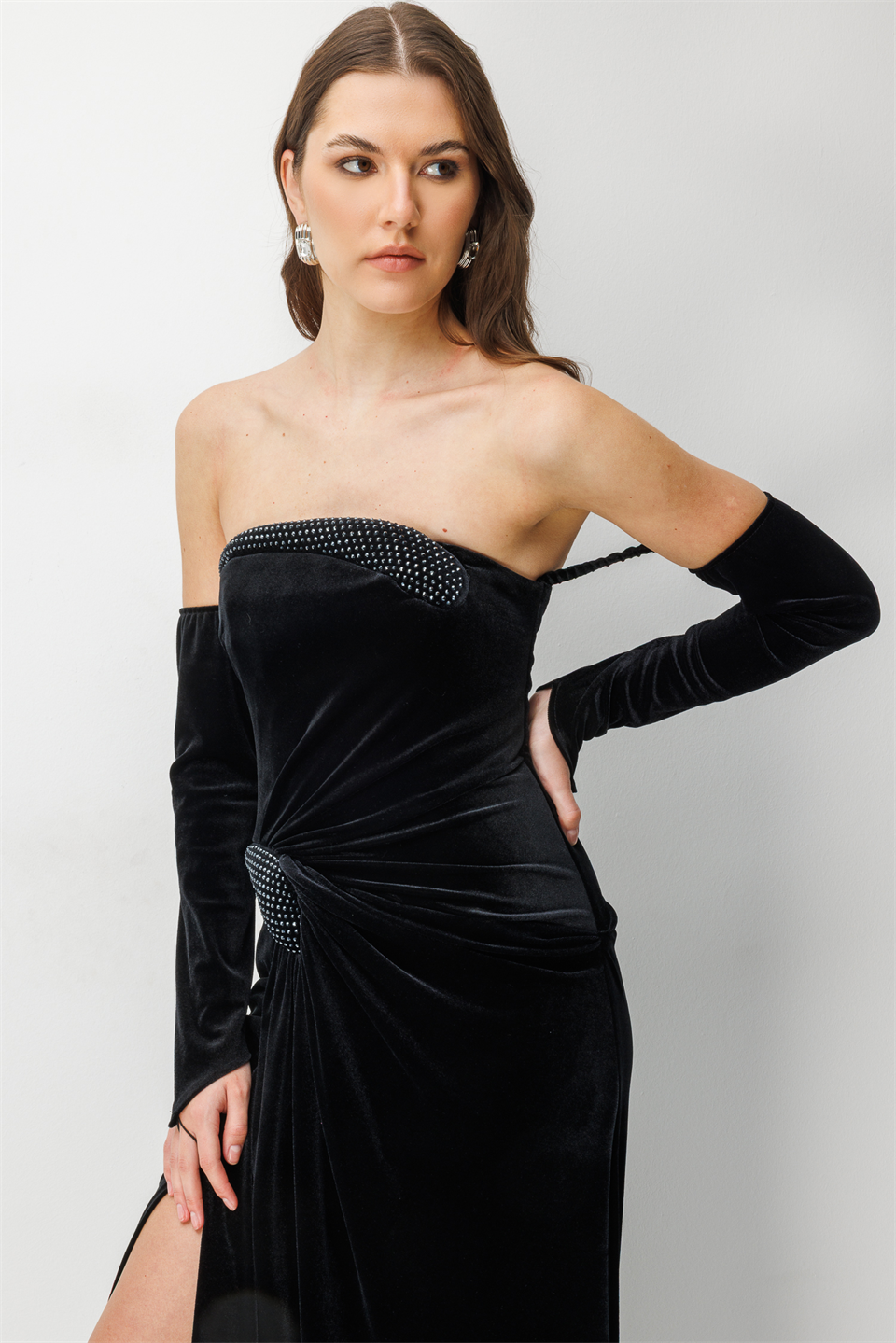 Kadife Taş İşlemeli Yırtmaçlı Gece Elbisesi SİYAH