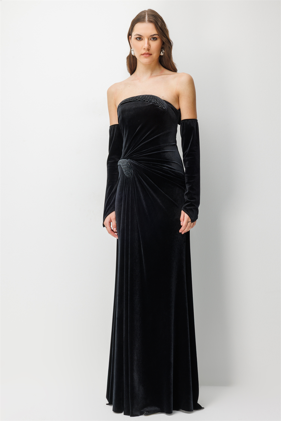 Kadife Taş İşlemeli Yırtmaçlı Gece Elbisesi SİYAH