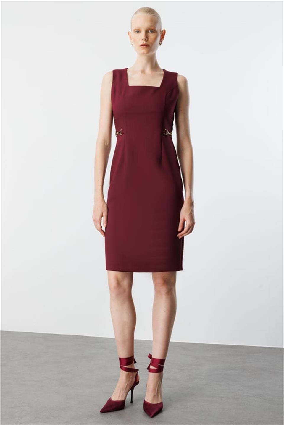 Kare Yaka Bel Aksesuarlı Jile Elbise BORDO