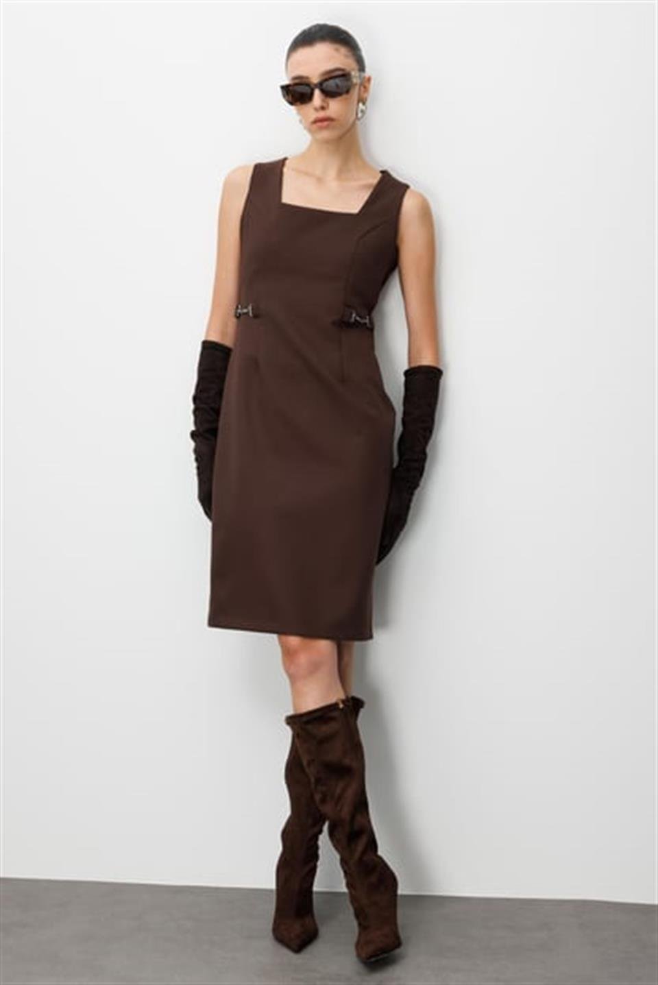 Kare Yaka Bel Aksesuarlı Jile Elbise KAHVE